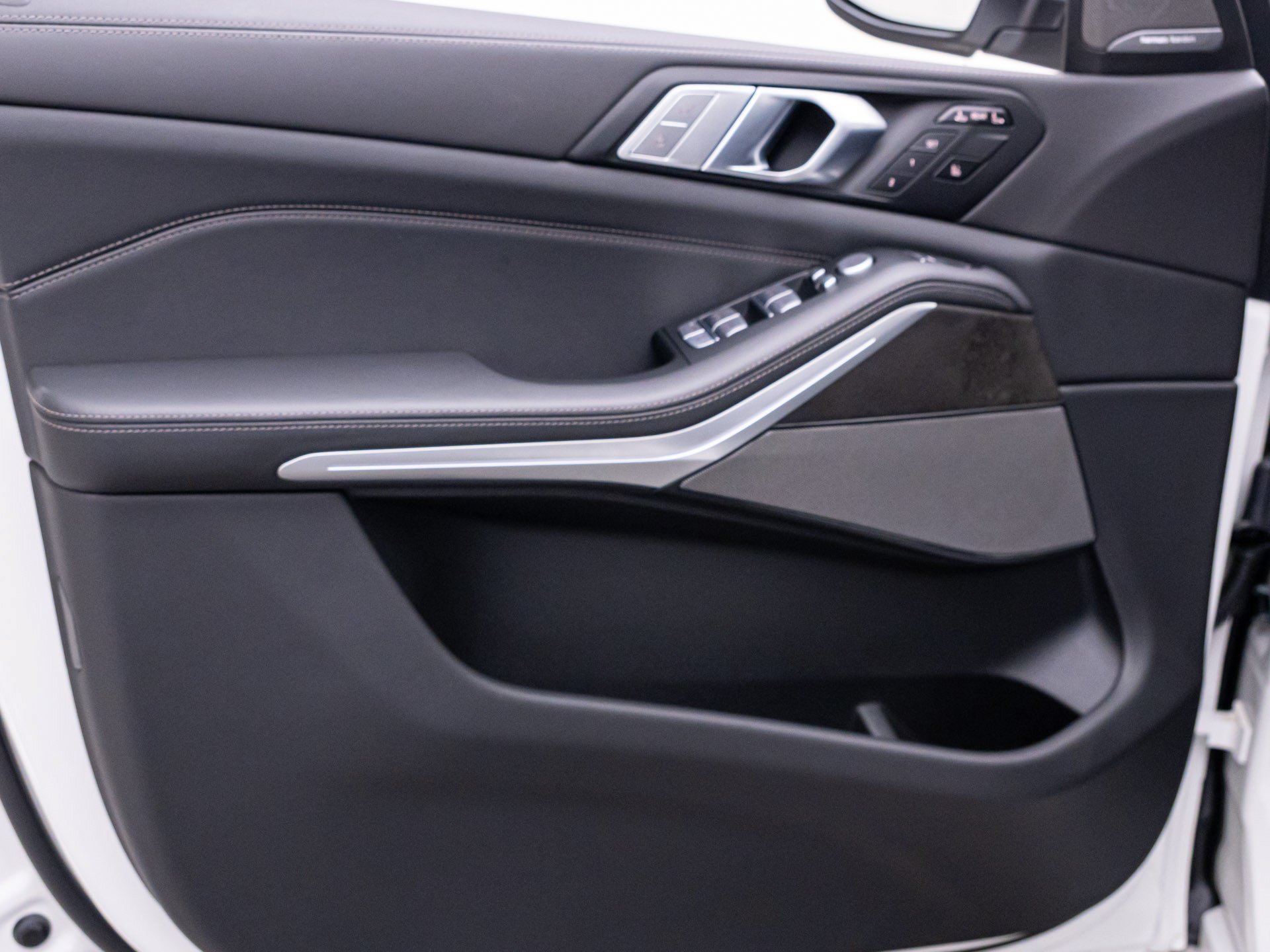 New 2026 Mineral White Metallic BMW xDrive40i image 13
