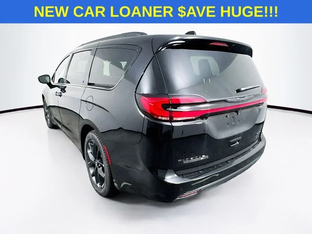 New 2026 Diamond Black Crystal Pearl-Coat Exterior Paint Chrysler Limited image 5