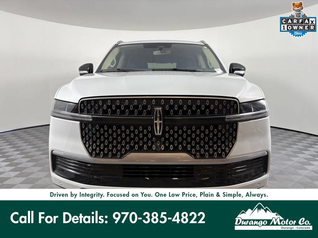 Used 2025 White Lincoln Reserve image 3