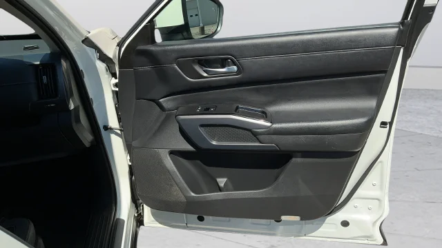 Used 2022 White Nissan SL image 23