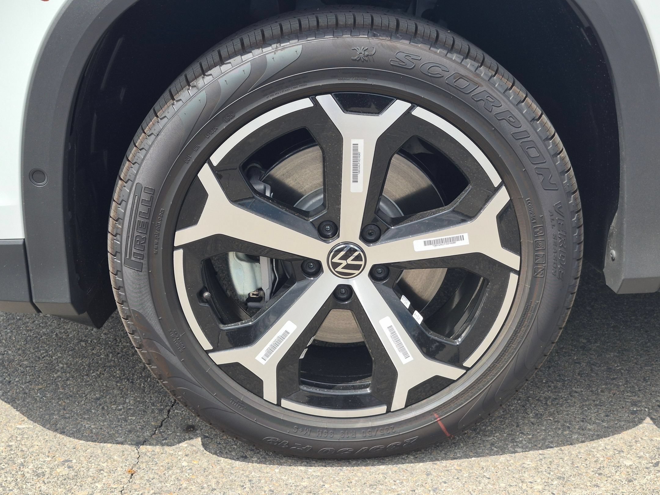 New 2026 Pure White Volkswagen SE image 11
