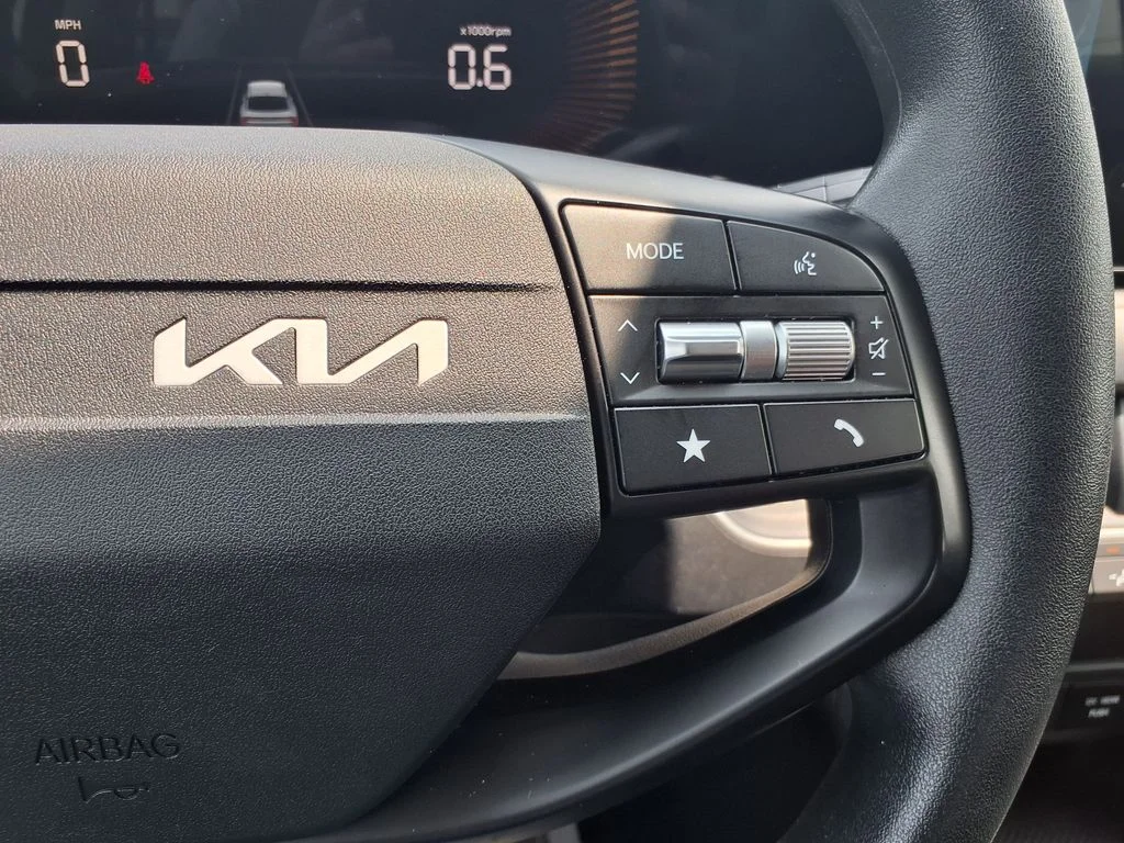 Used 2025 White Kia LXS image 23