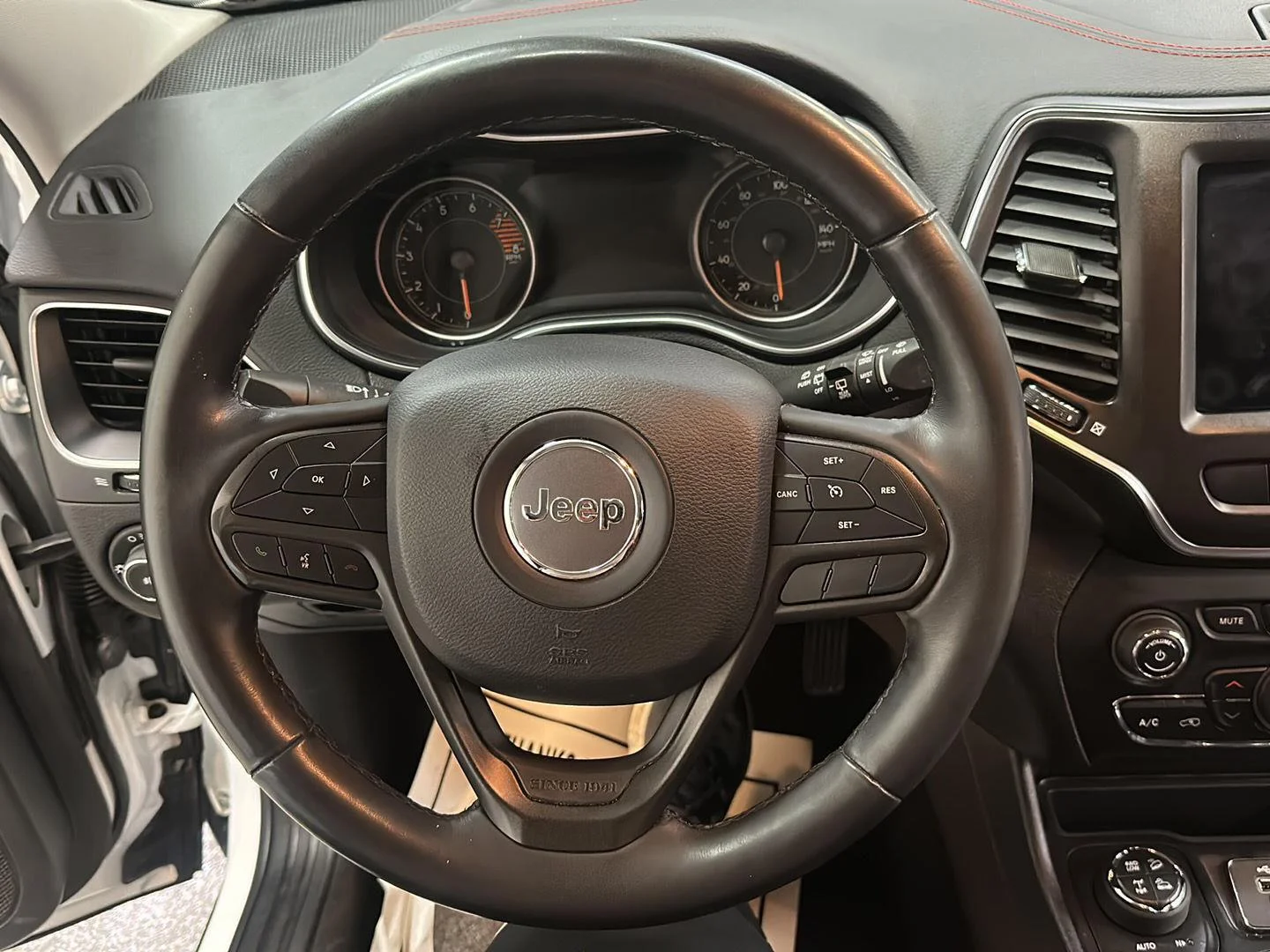 Used 2019 Bright White Clearcoat Jeep Trailhawk image 19