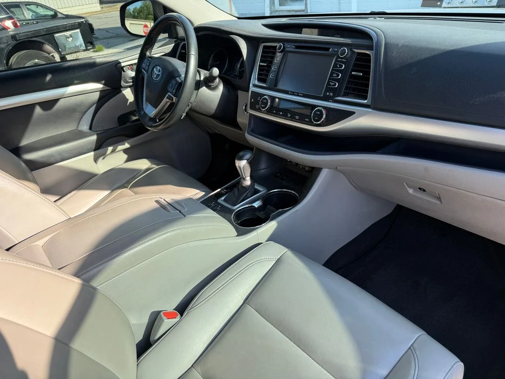 Used 2019 Silver Toyota XLE image 3
