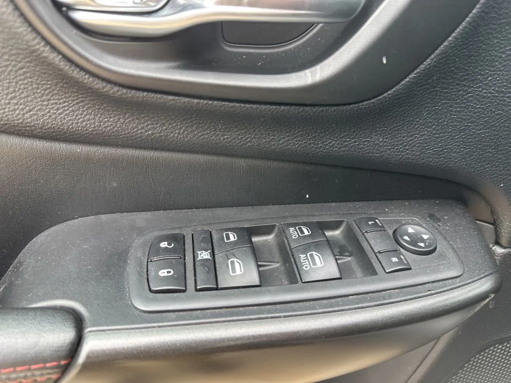 Used 2020 Silver Jeep Trailhawk image 7