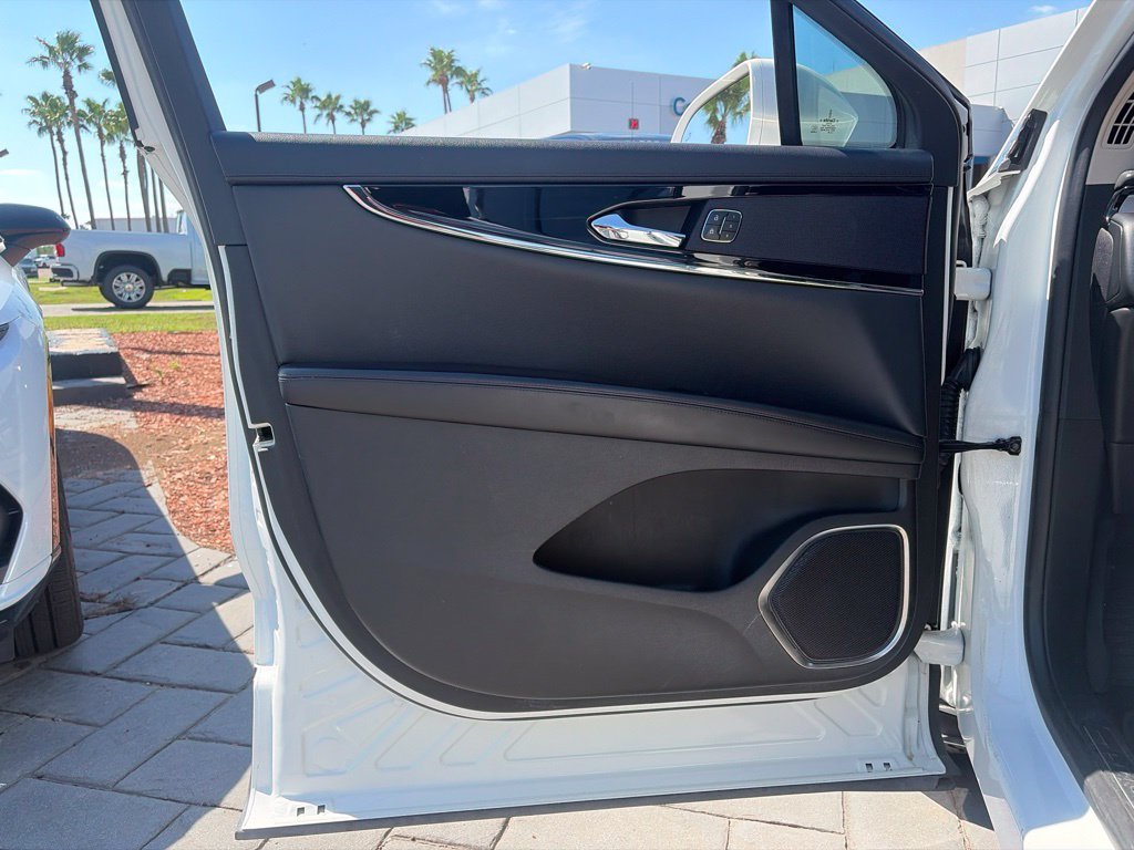 Used 2023 White Lincoln Standard image 13