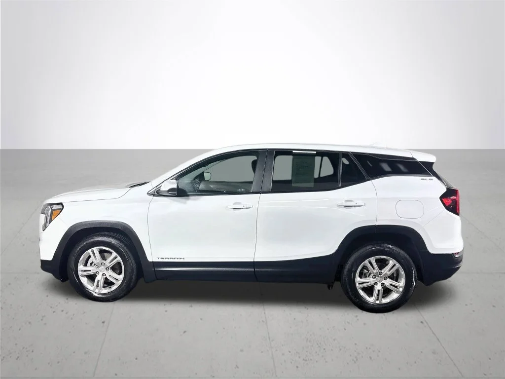 Used 2024 White GMC SLE image 9