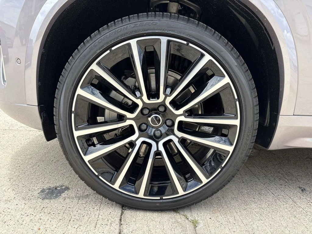 New 2026 Aurora Silver Volvo Plus image 9