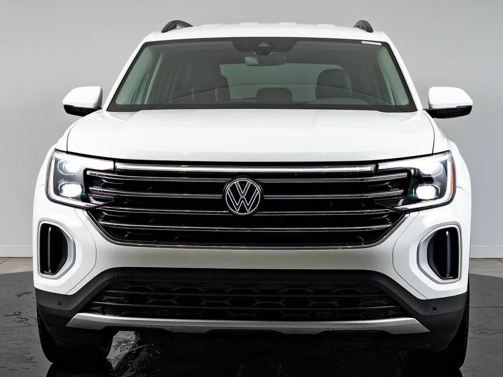 Used 2025 Pure White Volkswagen 2.0T SE w/Technology image 2
