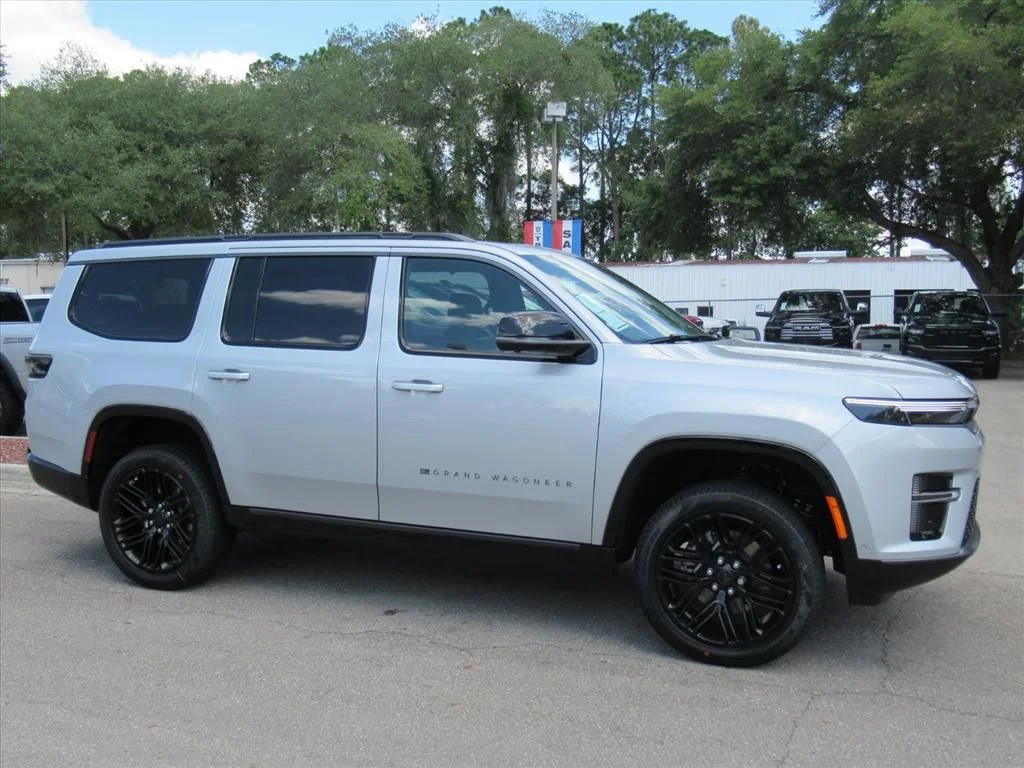 New 2026 Silver-Zynith Exterior Paint Jeep Limited Reserve image 2