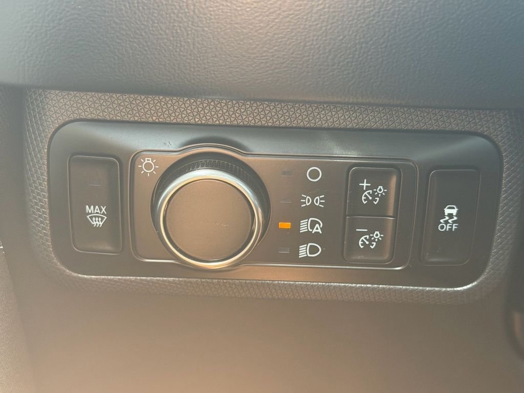 Used 2023 Red Ford Select image 30