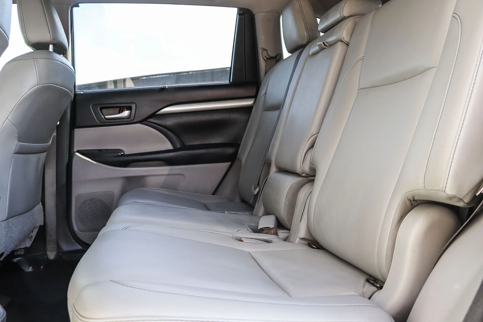 Used 2018 White Toyota XLE image 17