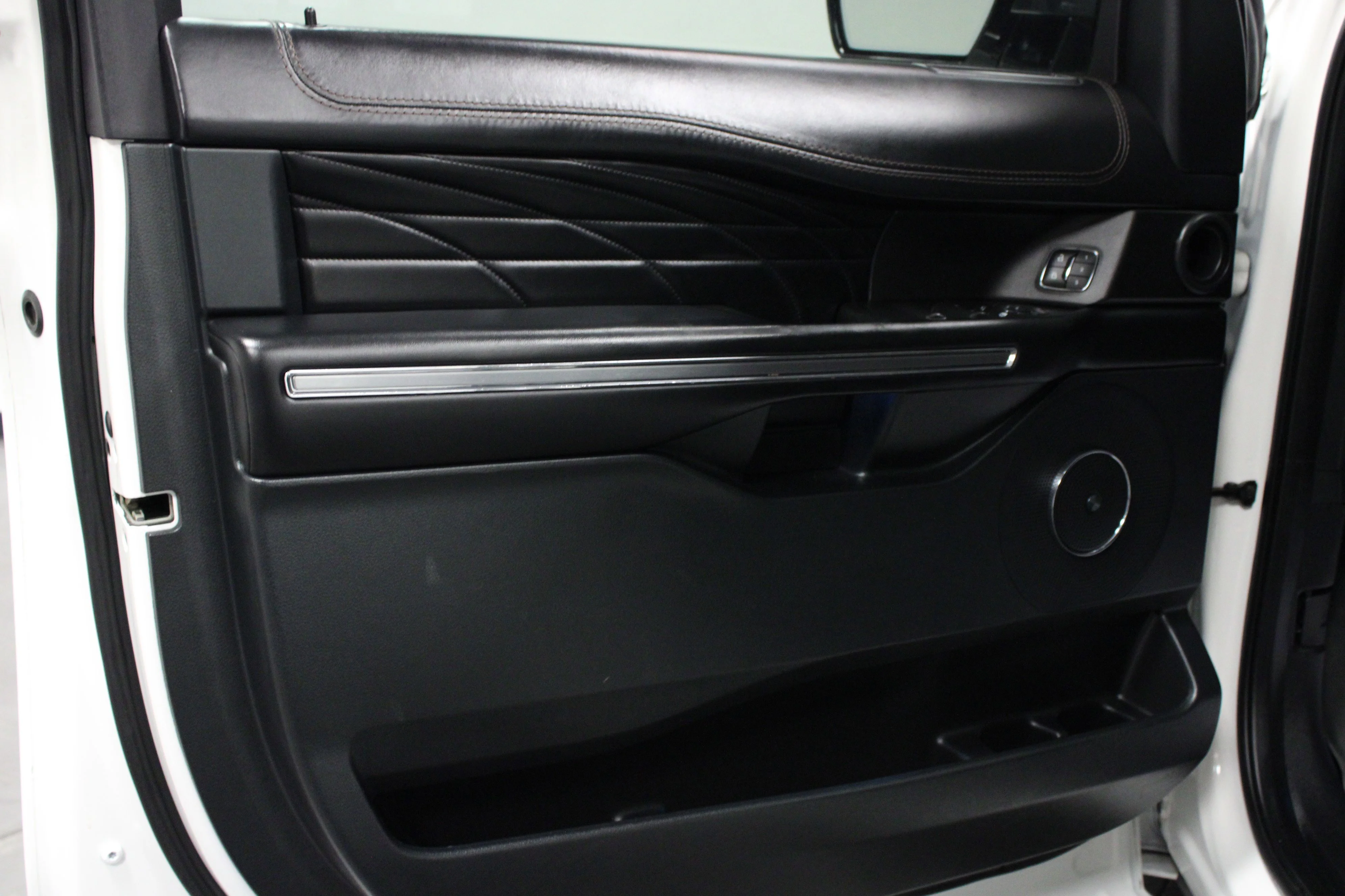 Used 2020 White Metallic Ford Platinum image 11