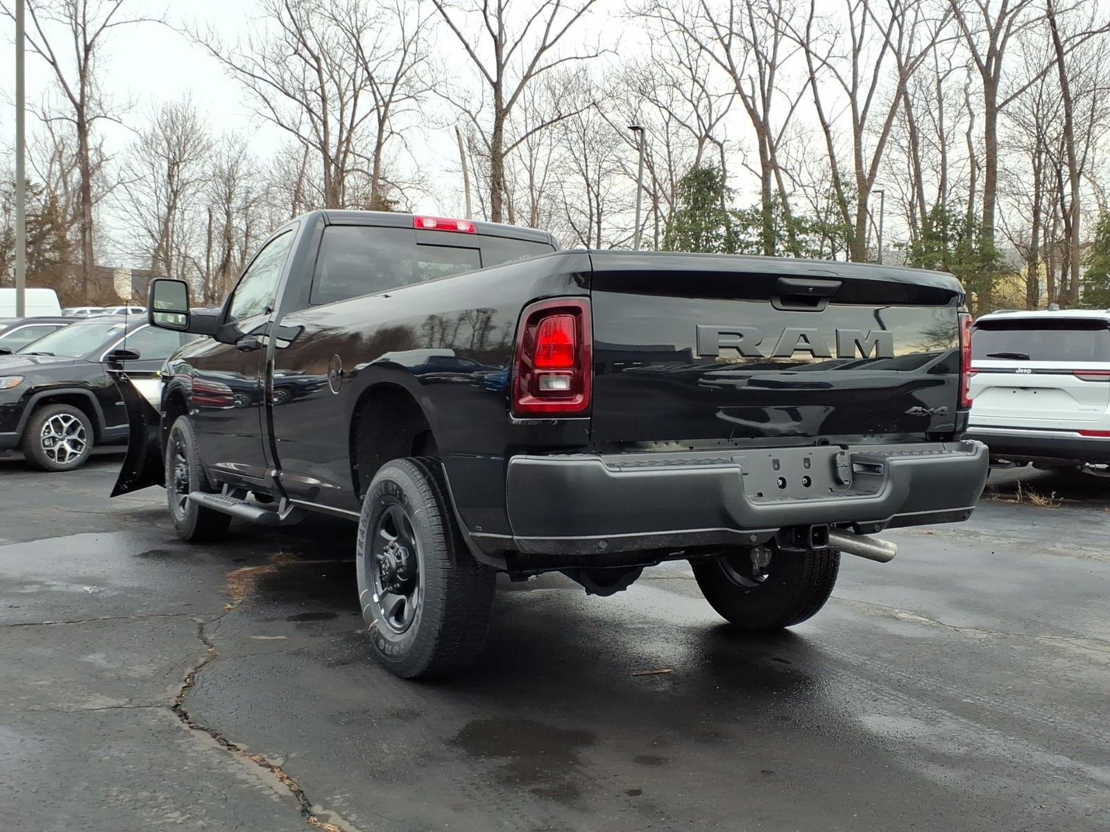 New 2026 Diamond Black Crystal Pearl-Coat Exterior Paint RAM Tradesman image 5