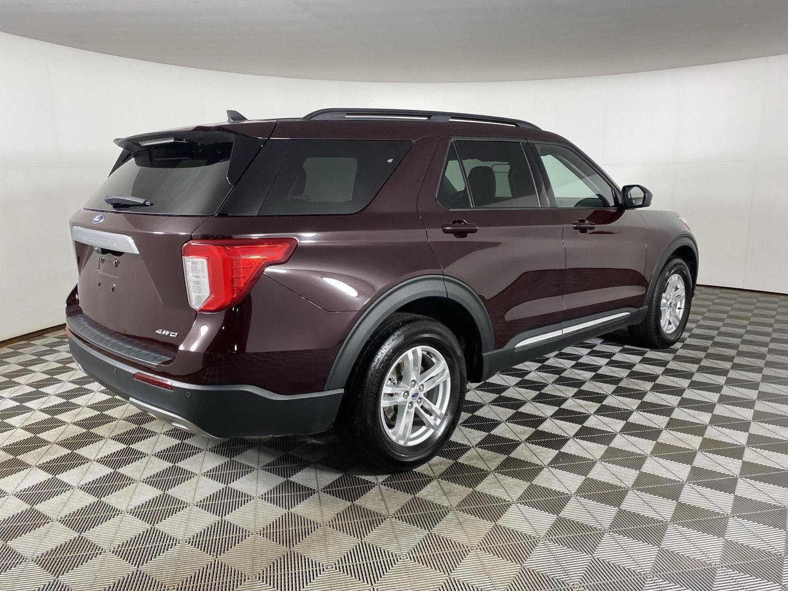 Used 2023 Jewel Red Metallic Tinted Clearcoat Ford XLT image 17