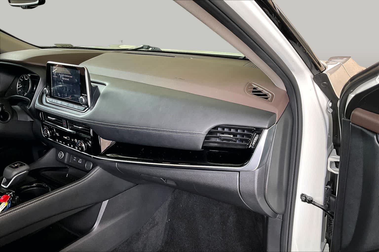 Used 2023 Pearl White Tricoat/Super Black Nissan SL image 37