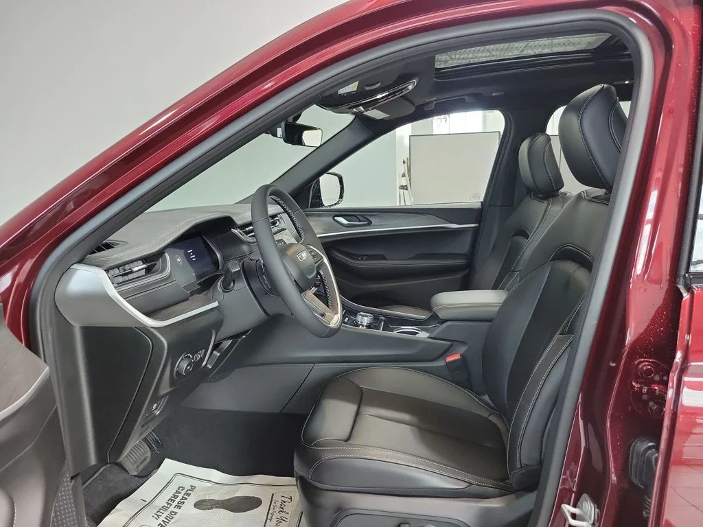 New 2025 Velvet Red Pearl-Coat Exterior Paint Jeep Limited image 15