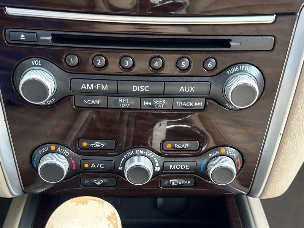 Used 2013 Arctic Blue Nissan SL image 24