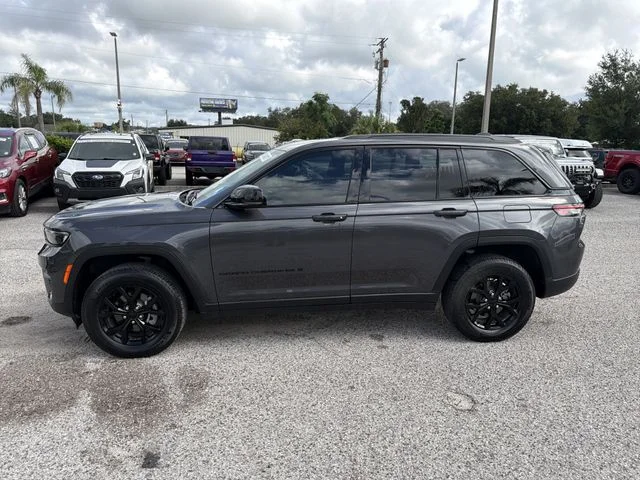 Used 2024 Gray Jeep Altitude image 7