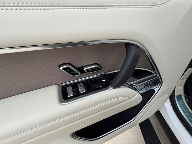 New 2026 Ostuni Pearl White Land Rover SE image 11