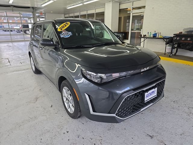 Used 2025  Kia LX image 7