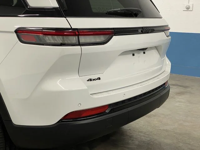New 2025 Bright White Clear-Coat Exterior Paint Jeep Altitude X image 36