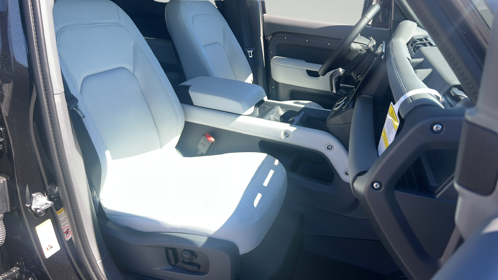New 2026 Santorini Black LAND ROVER X-Dynamic SE image 19