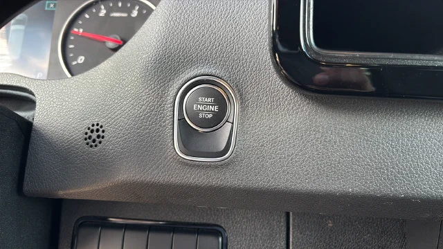 Used 2025  Mercedes-Benz NA image 35