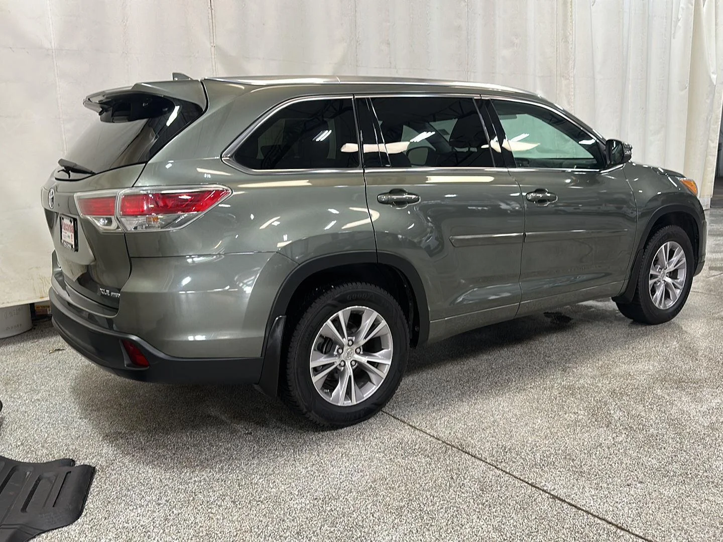 Used 2015 ALUMINA JADE METALLIC TOYOTA XLE image 5