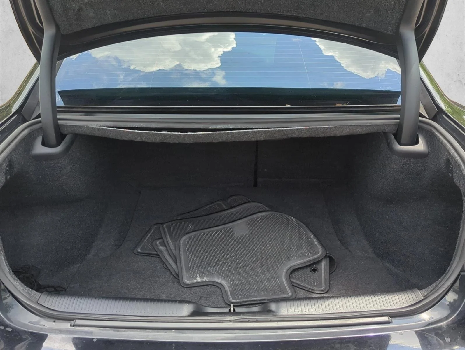 Used 2016 Pitch Black Clearcoat Dodge SXT image 23