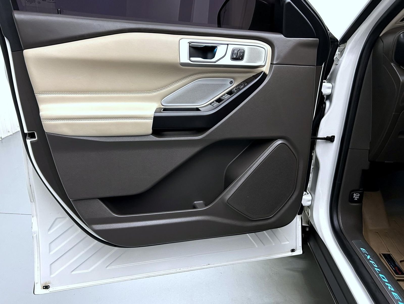 Used 2020 White Ford Platinum image 9