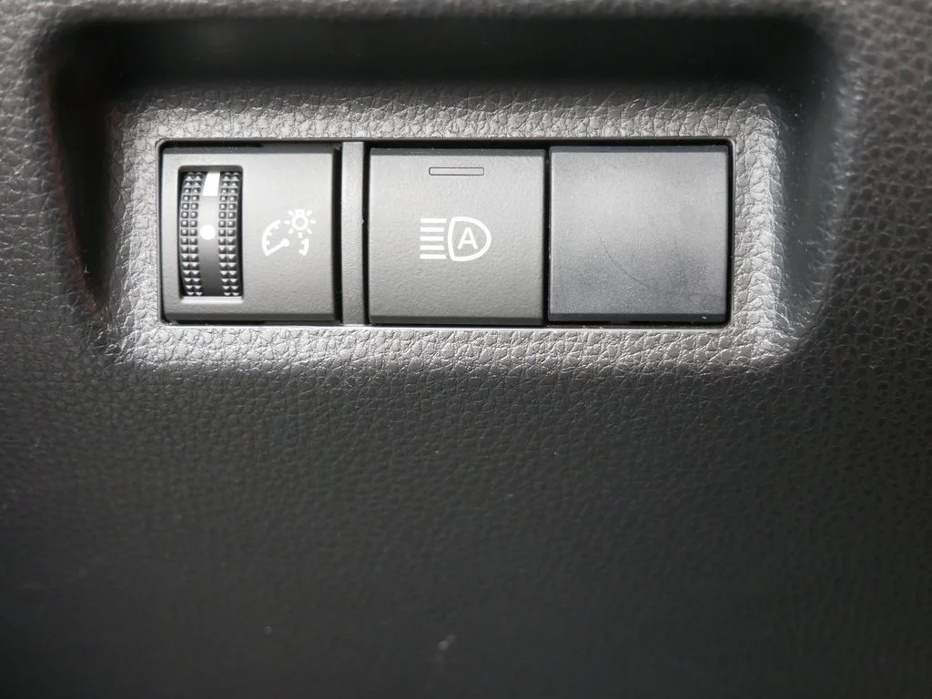 Used 2020 Silver Toyota XLE image 28