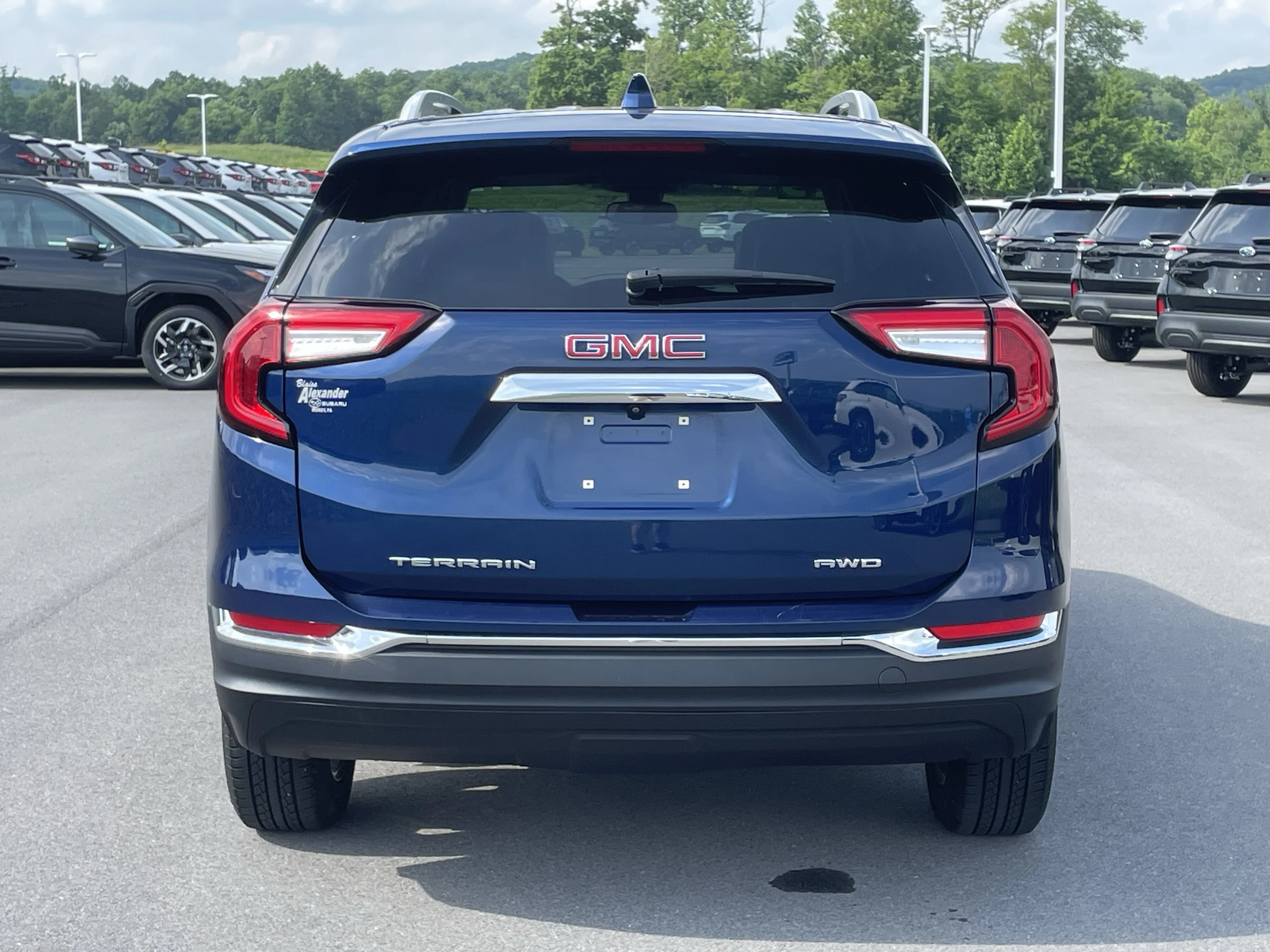 Used 2023 Marine Metallic GMC SLT image 4
