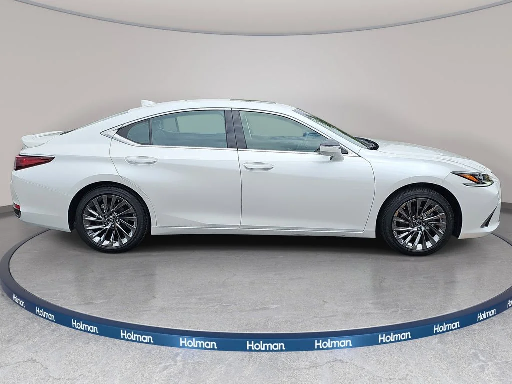 Used 2025 White Lexus 300h Luxury image 5