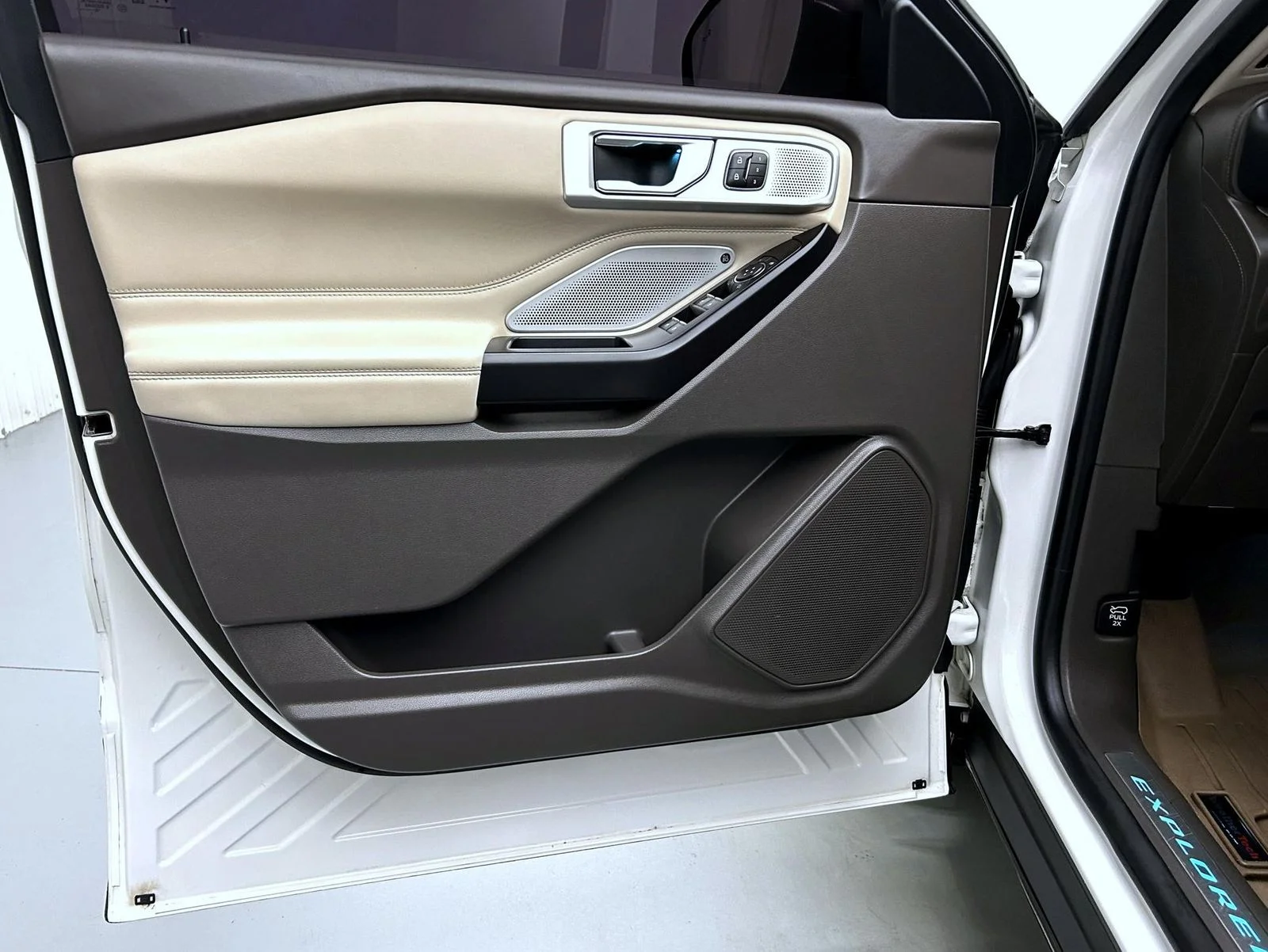 Used 2020 White Ford Platinum image 9