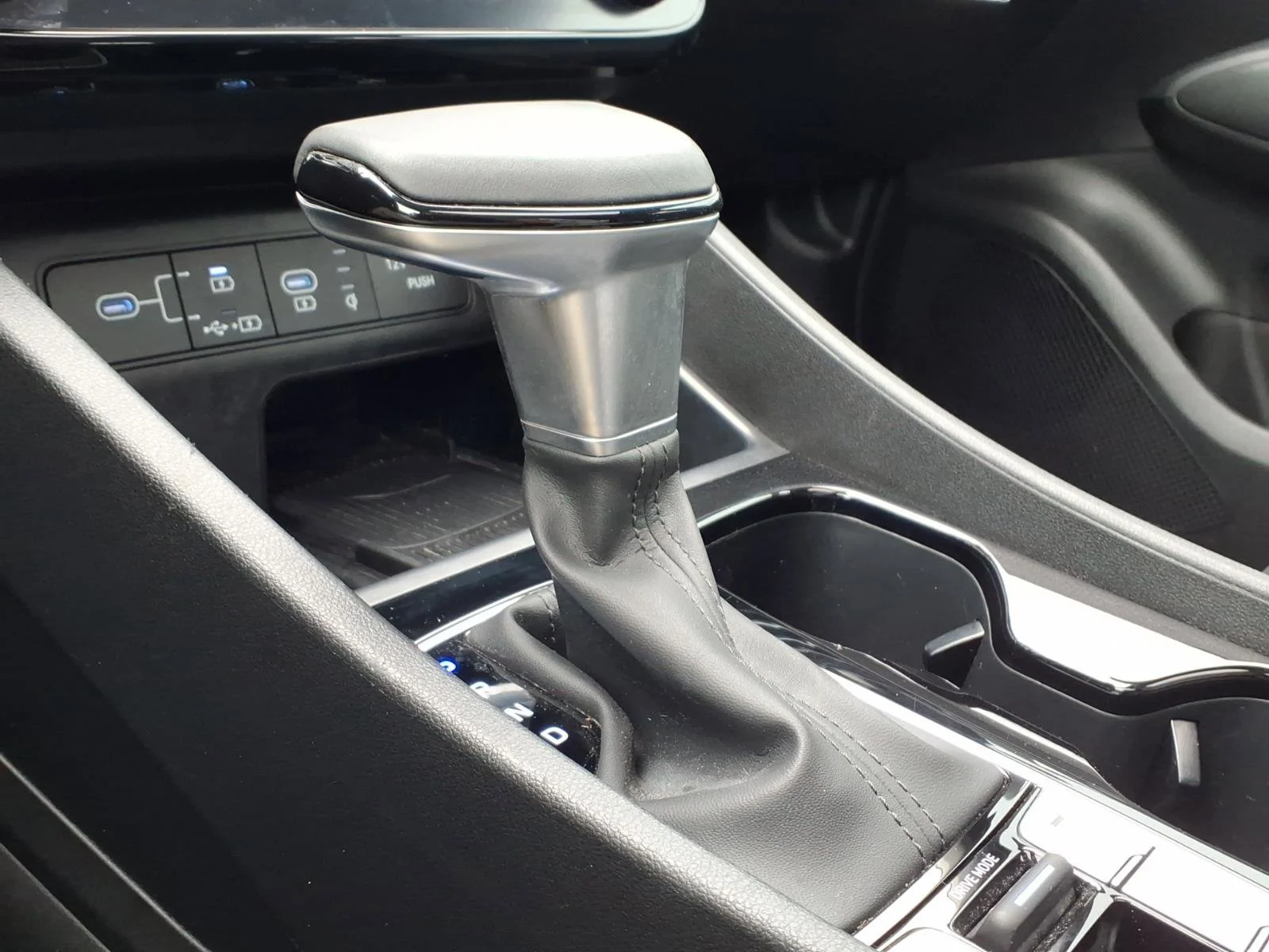 Used 2025 Serenity White Pearl Hyundai SEL Convenience image 15