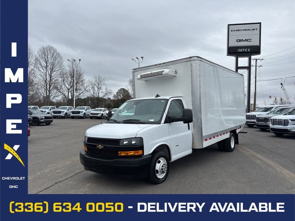 Summit White 2024 Chevrolet Express Chassis 3500 Cutaway 177 Van Rear-Wheel Drive