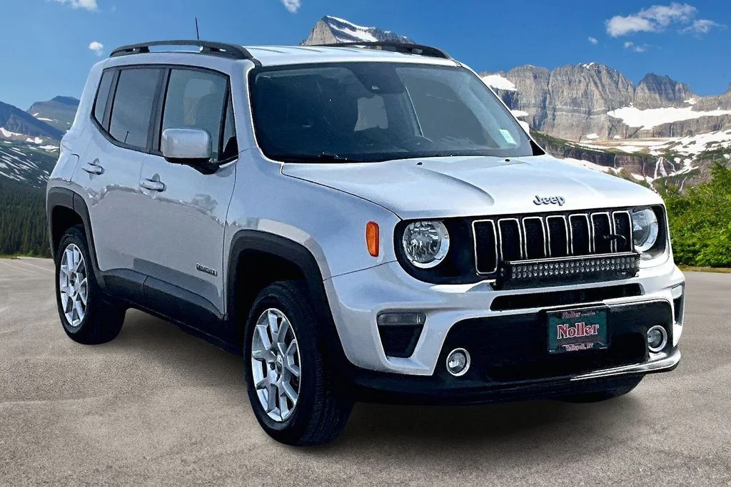 Used 2021 Silver Jeep Latitude image 12