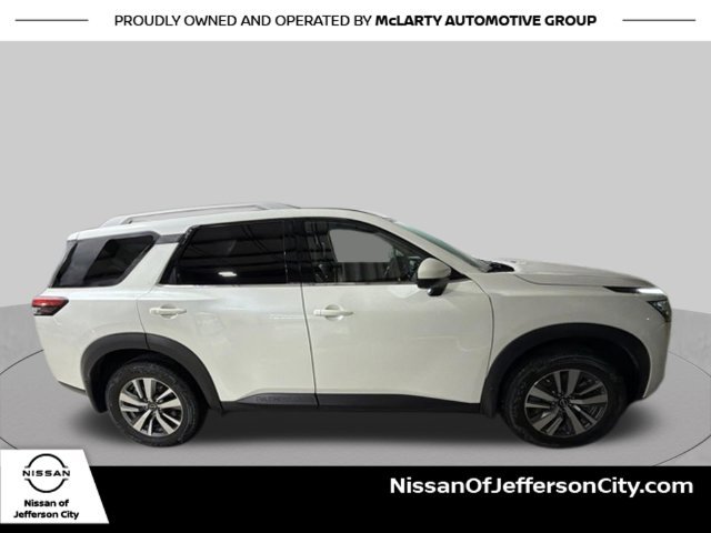 Used 2022 White Nissan SL image 5