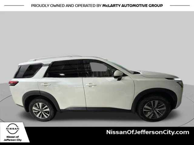 Used 2022 White Nissan SL image 5