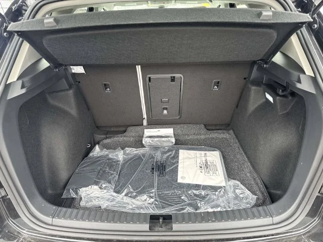 2026 Volkswagen Taos photo 5