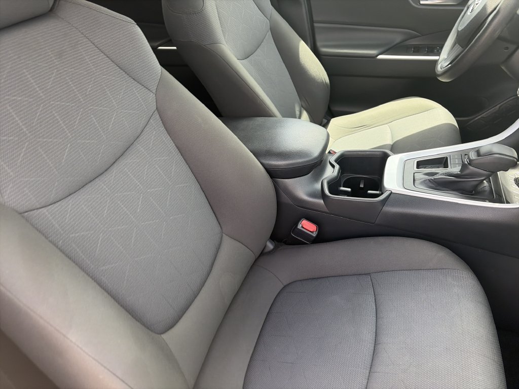 Used 2025  Toyota XLE image 31
