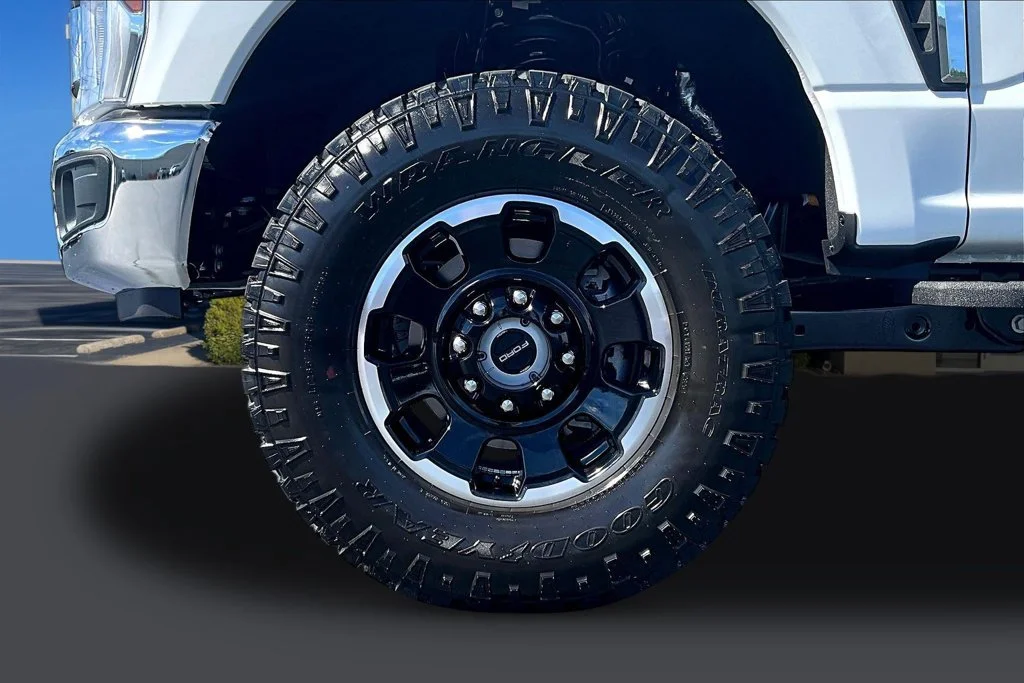 New 2027 Oxford White Ford F-250® XLT image 13