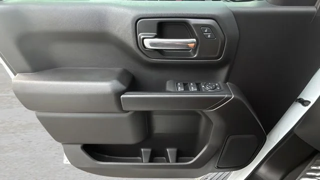 Used 2025 White Chevrolet Custom image 17