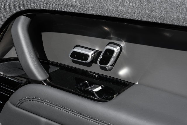 New 2027 Charente Grey Land Rover SE image 48