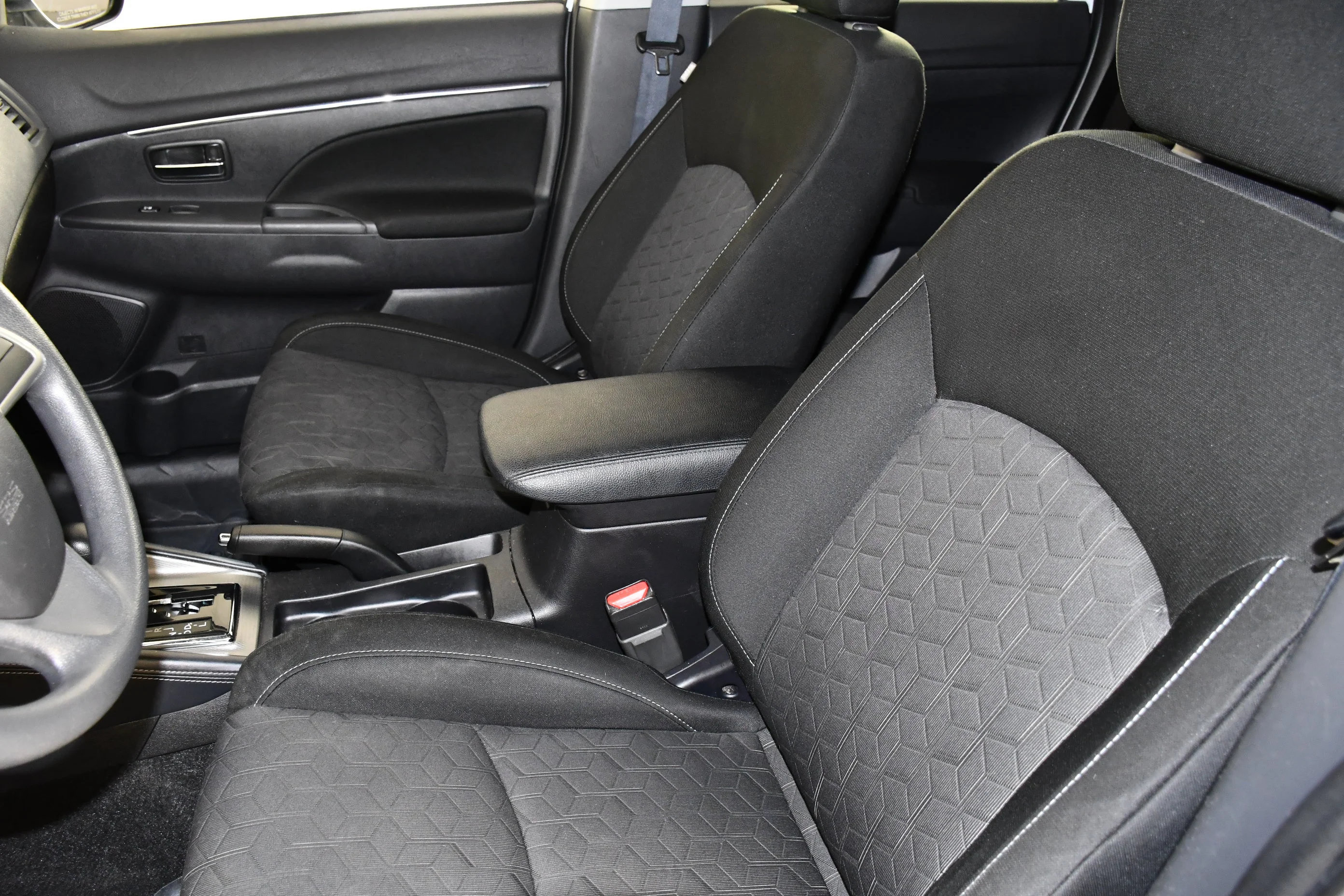 Used 2022 White Diamond Mitsubishi ES image 37