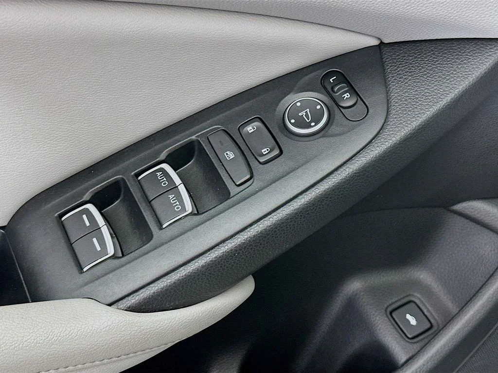 Used 2018 Lunar Silver Metallic Honda LX image 18