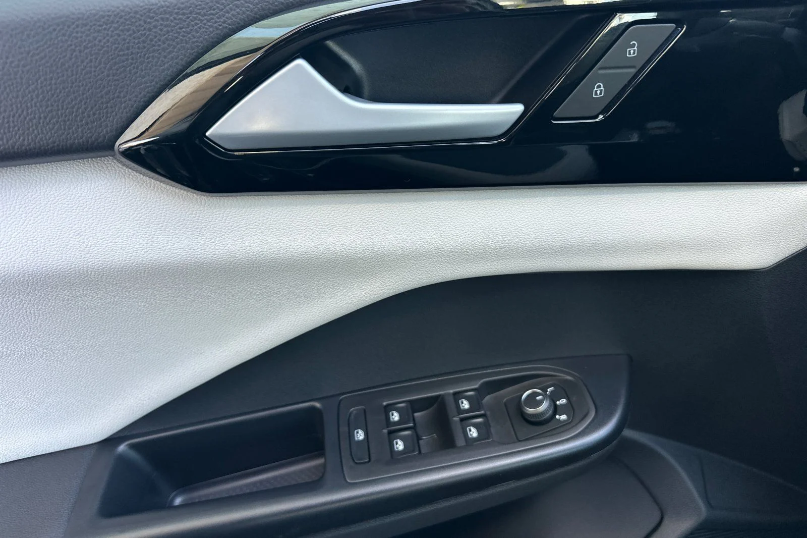 New 2026 Black Volkswagen 1.5T S image 9