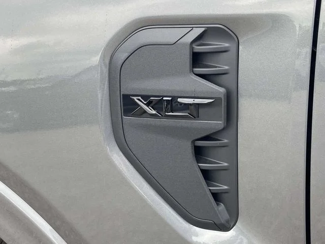 New 2026 Carbonized Gray Metallic Ford XLT image 6