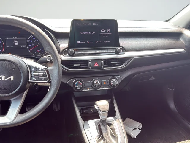 Used 2023 White Kia LXS image 10